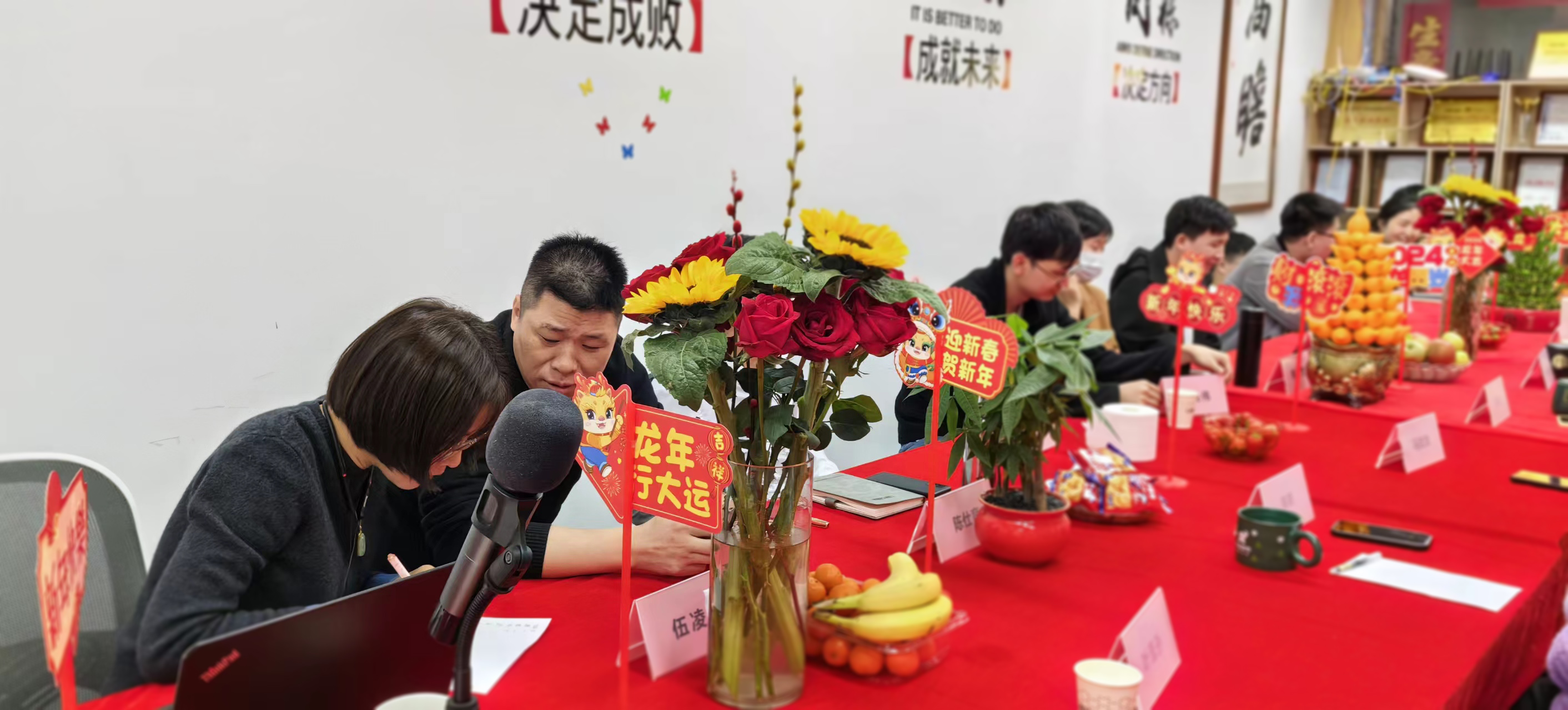 艳妇厨房激情偷换-国产精品免费无遮挡无码永久视频-日本一道高清一区二区三区-男女做爰猛烈吃奶啪啪喷水网站-被按摩的人妻HD中字幕2024年会盛典：再启新程，共筑未来