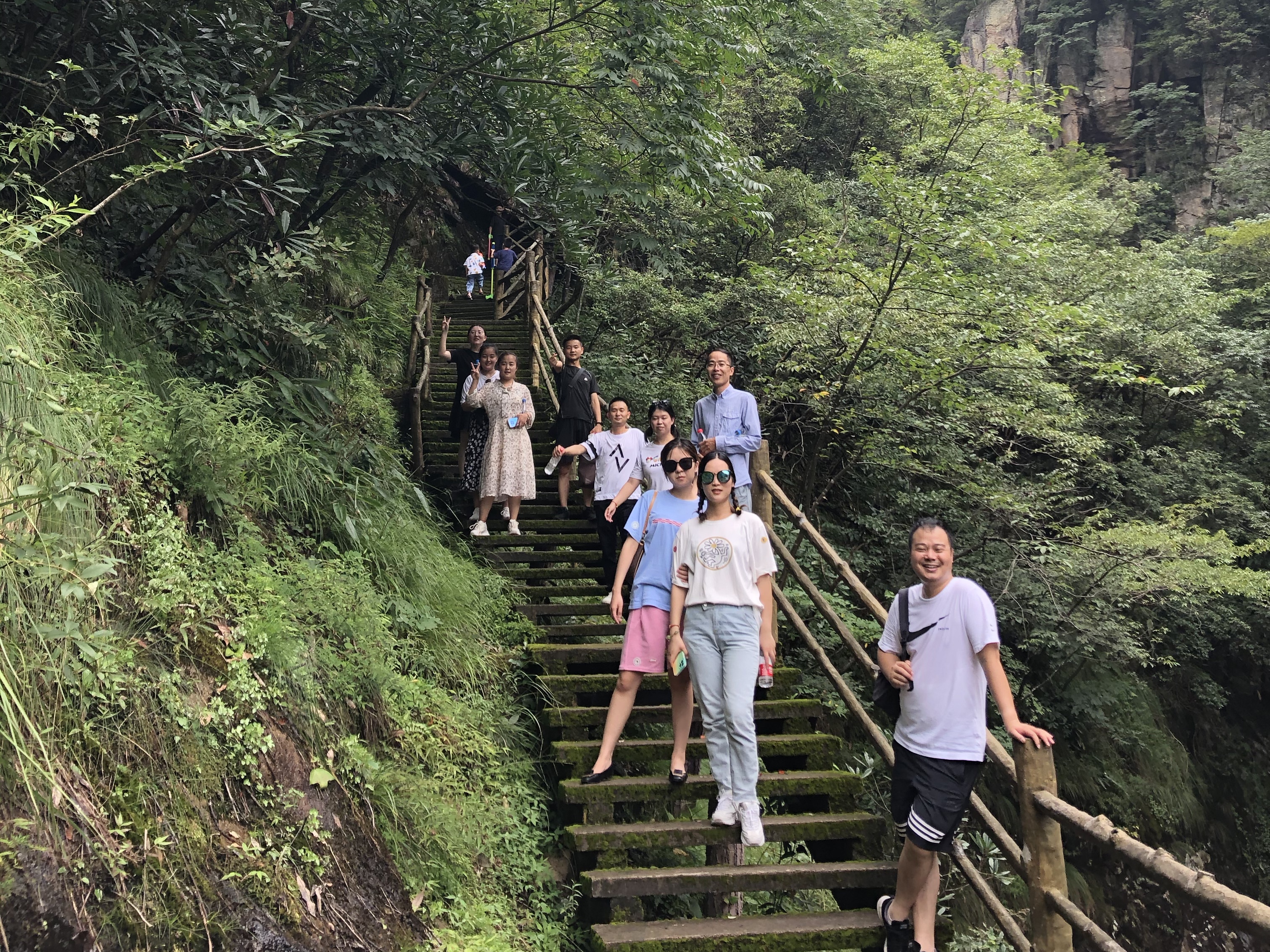 艳妇厨房激情偷换