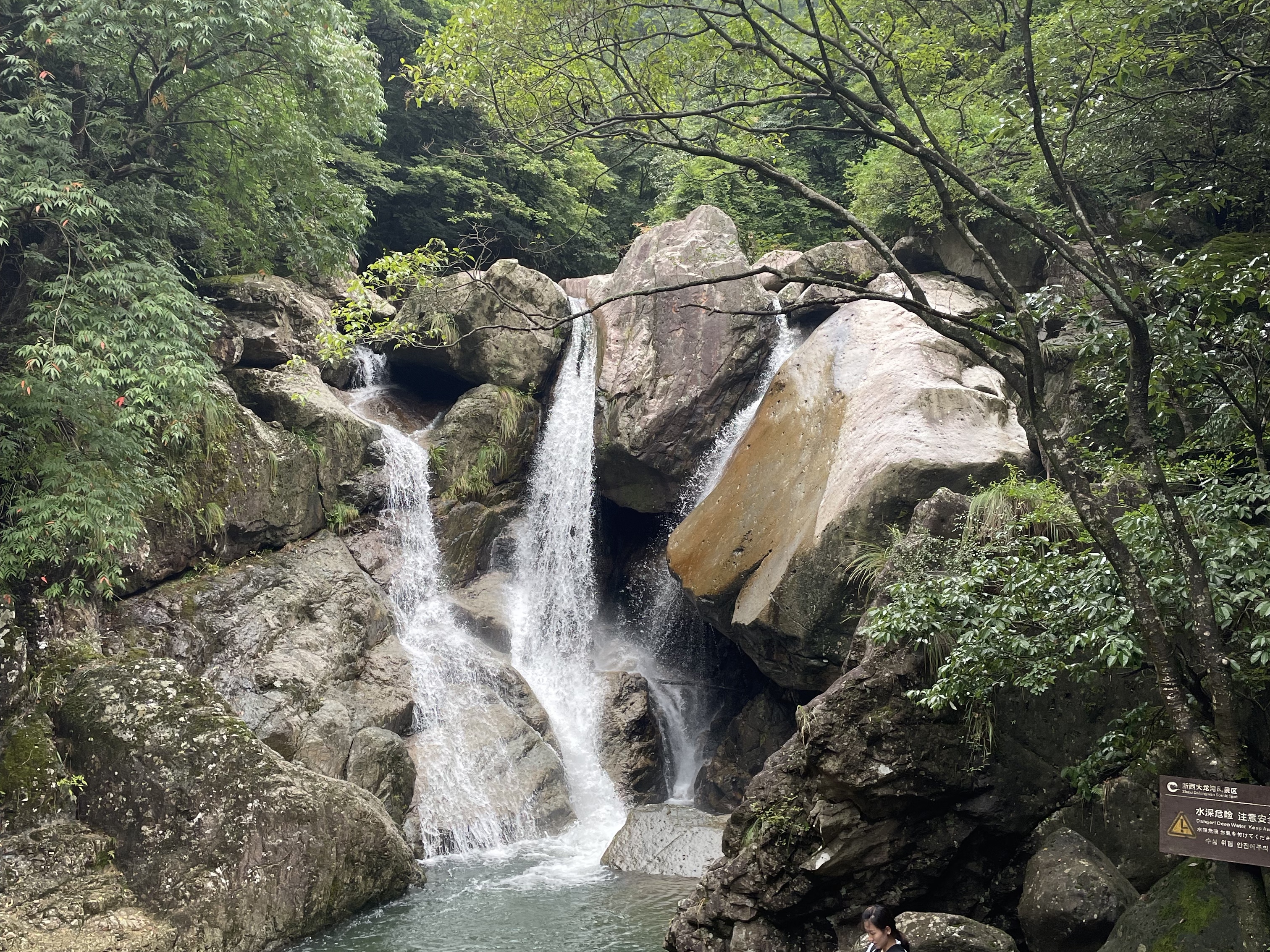 艳妇厨房激情偷换