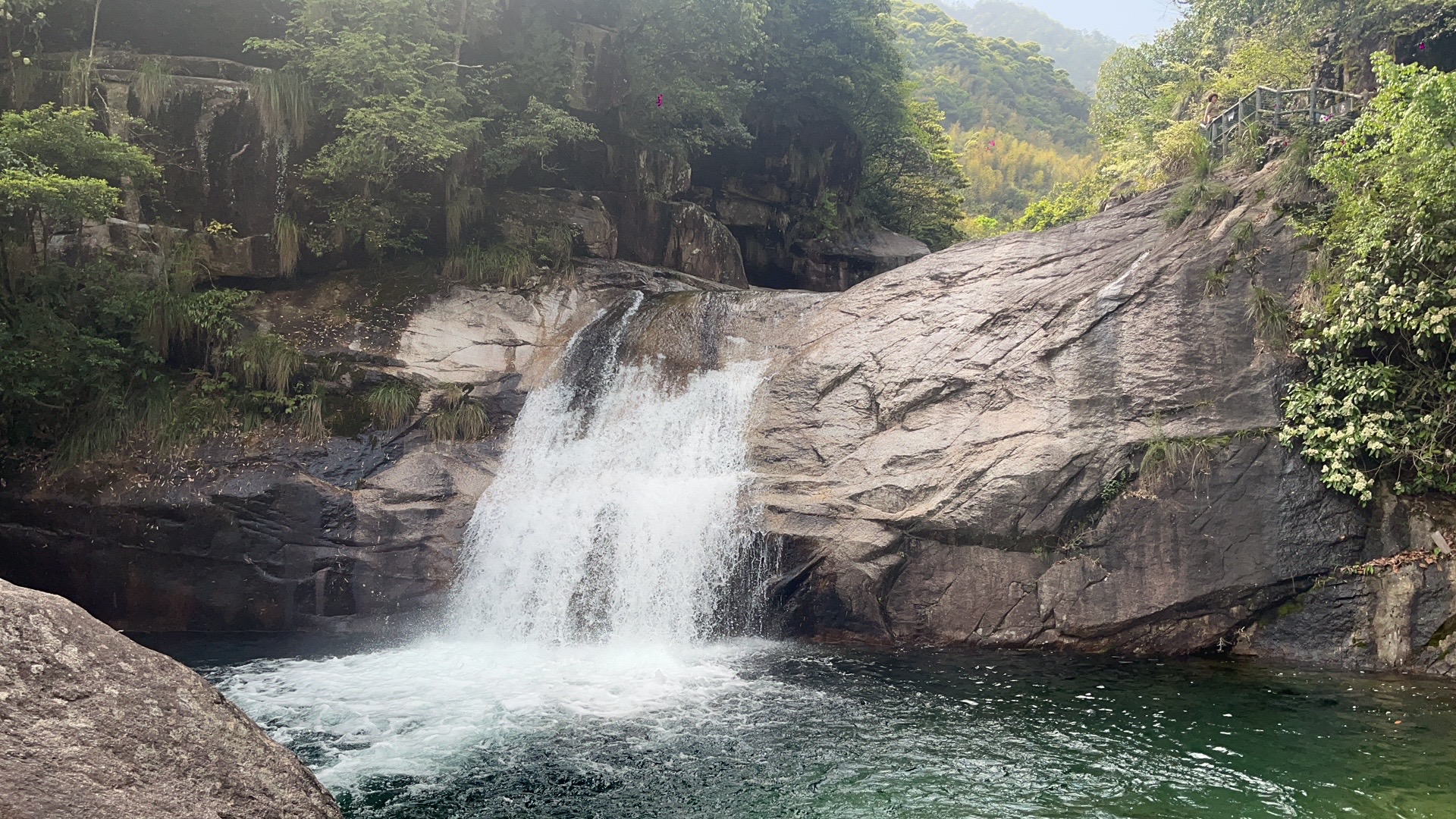 艳妇厨房激情偷换